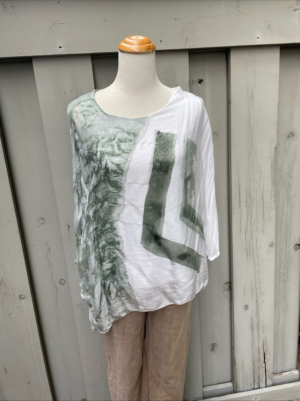 Relaxed Art Wear Tunic Style White Blouse with Sage Green Graphic Print Size M